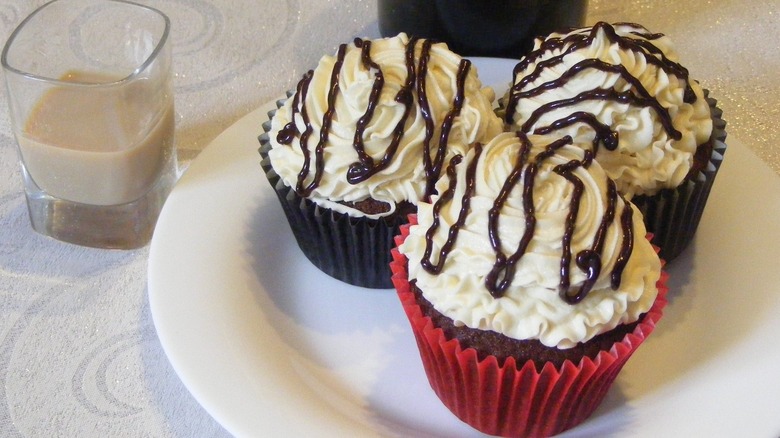 Baileys cupcakes with glass 