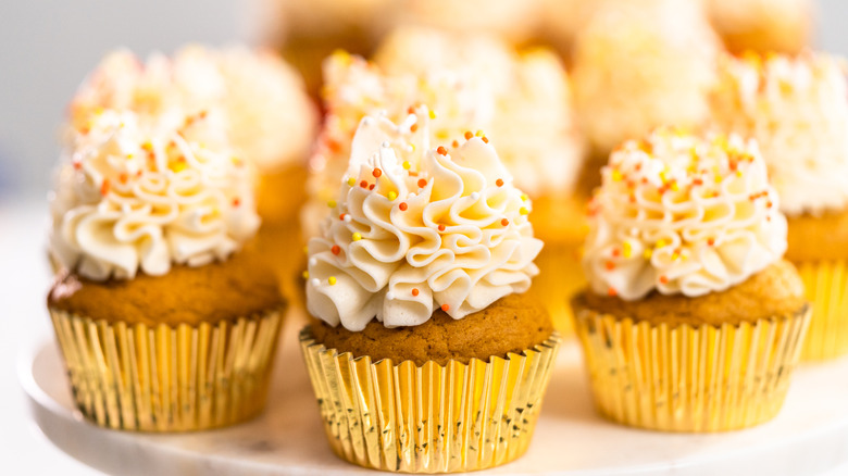 Plate of pumpkin spice cupcakes 