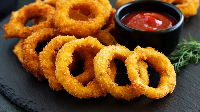 onion rings with dip