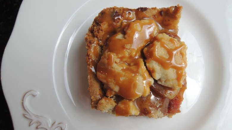 fancy plate with caramel apple pie bar