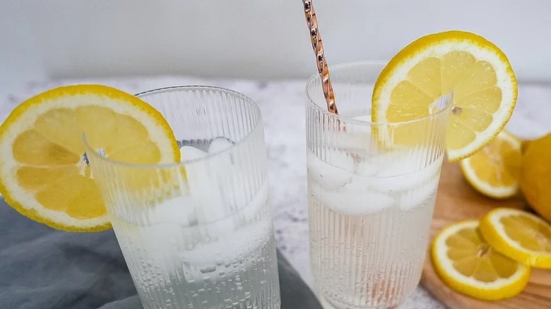 Classic lemon Tom Collins Cocktail