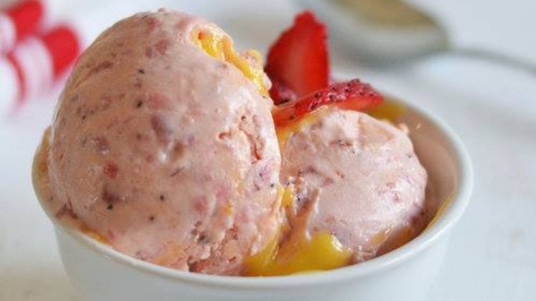 Strawberry custard with lemon curd 