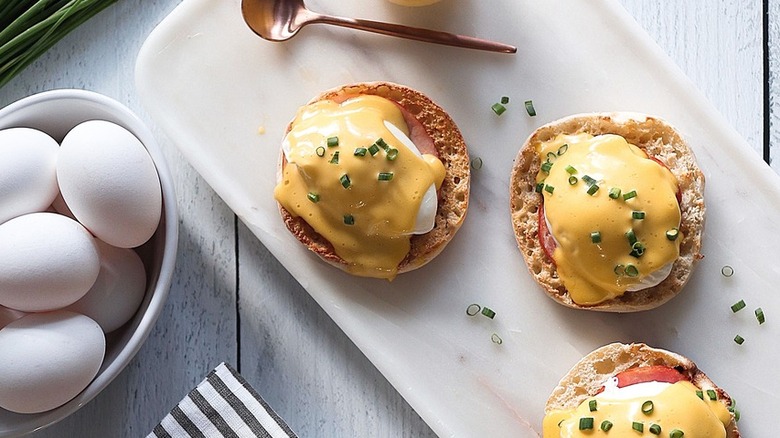 eggs benedict with hollandaise sauce