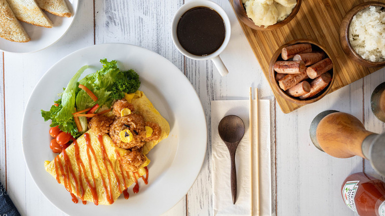 Teddy bear-shaped rice in omelet