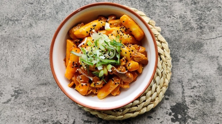  Tteokbokki bowl on woven mat