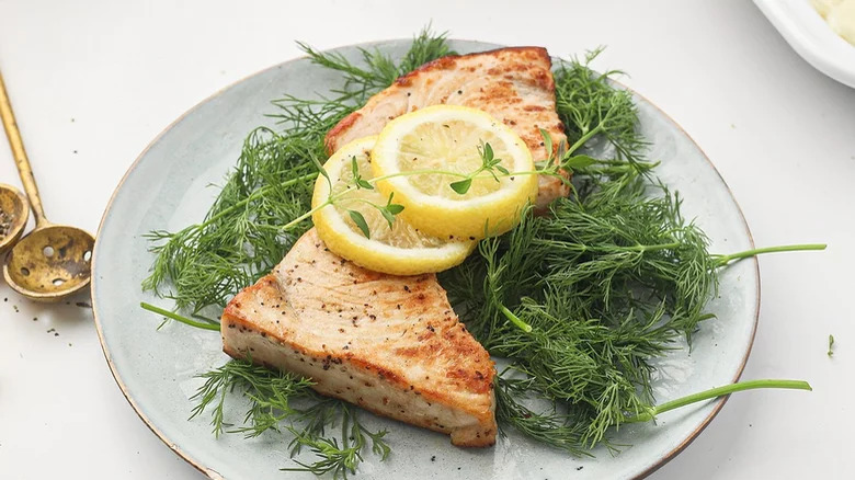 Swordfish steaks with lemon slices and dill