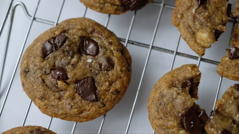 Cooling rack with chocolate chip cookies