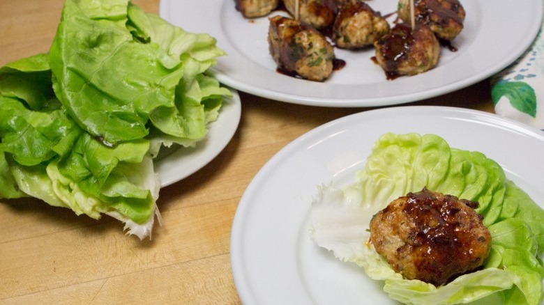 Lettuce and glazed chicken meatballs