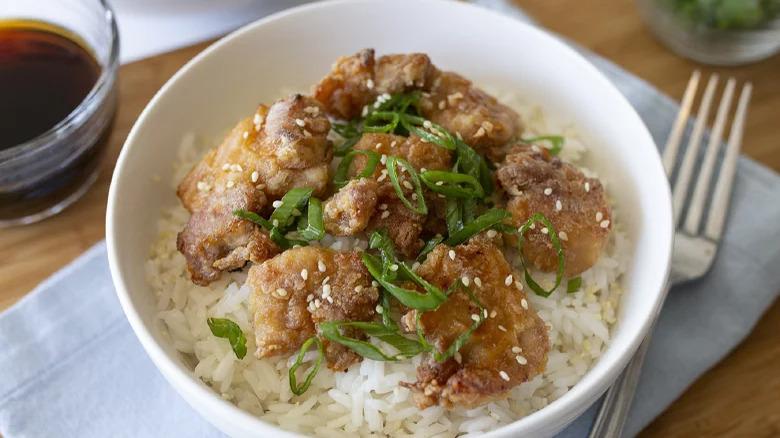 Crispy chicken pieces on rice with soy sauce