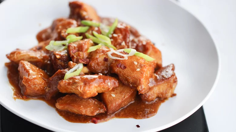 Chicken in sauce with green onions