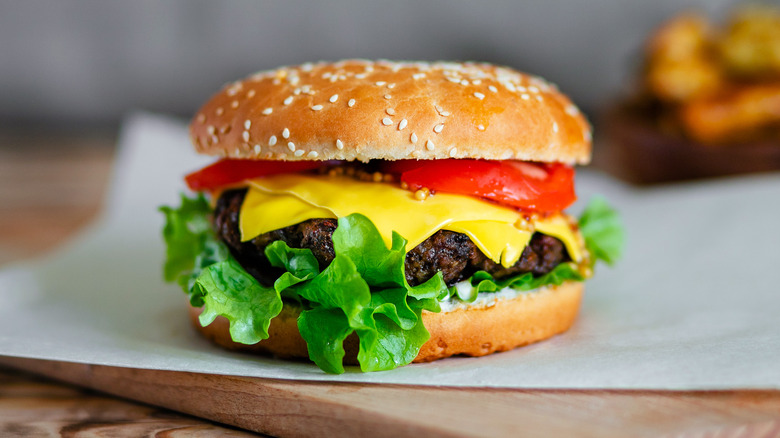 cheeseburger with lettuce and tomato