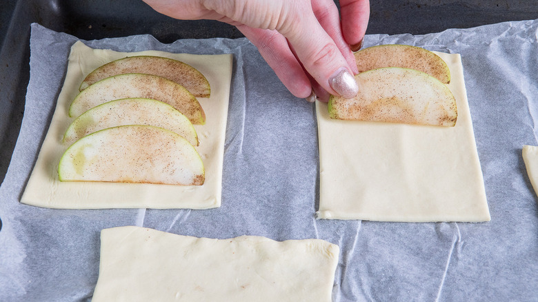 apples placed onto pastry dough