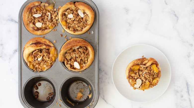 cinnamon rolls with granola topping