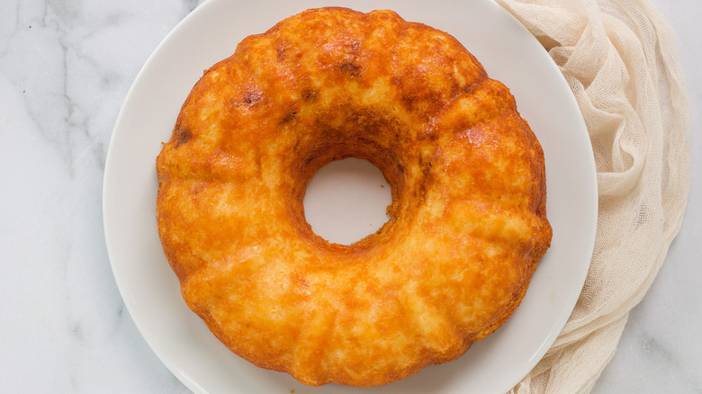 Picture of a angel food Bundt cake on a white dish