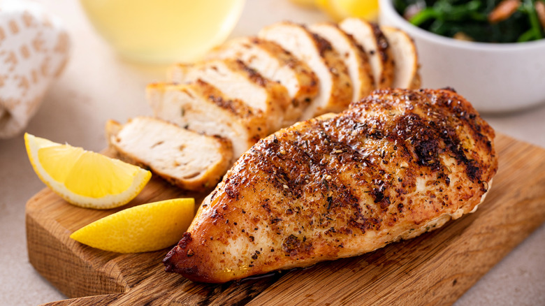 chicken breast with lemon slices