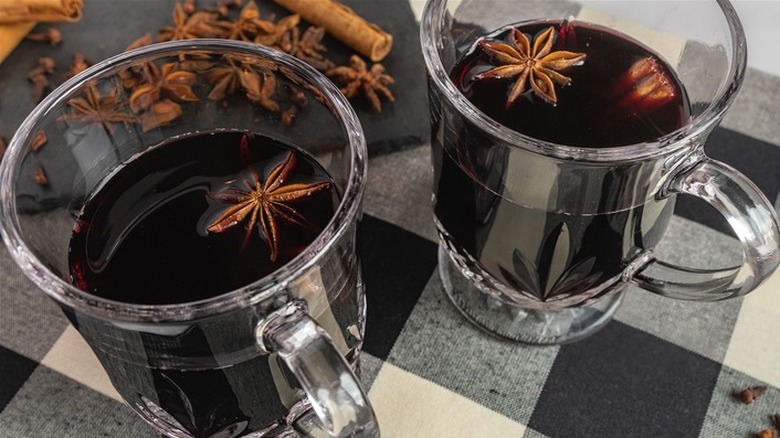 Two glass mugs with wine and whole spices