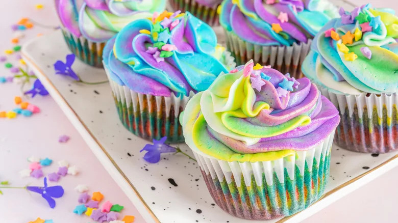 Rainbow cupcakes on plates