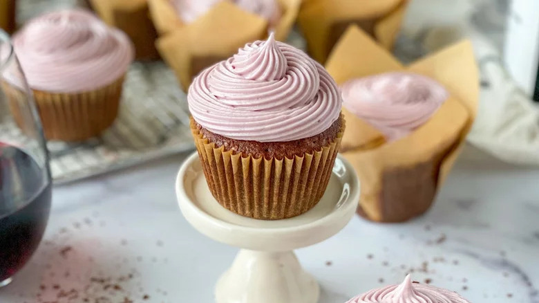 Red wine cupcake on stand