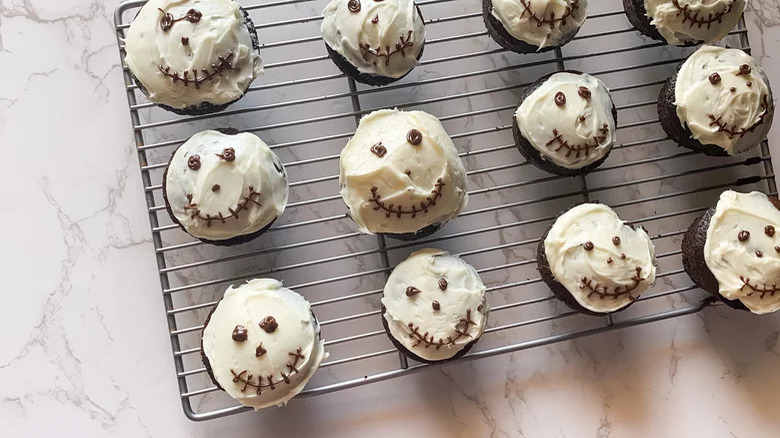 cupcakes decorated like skulls