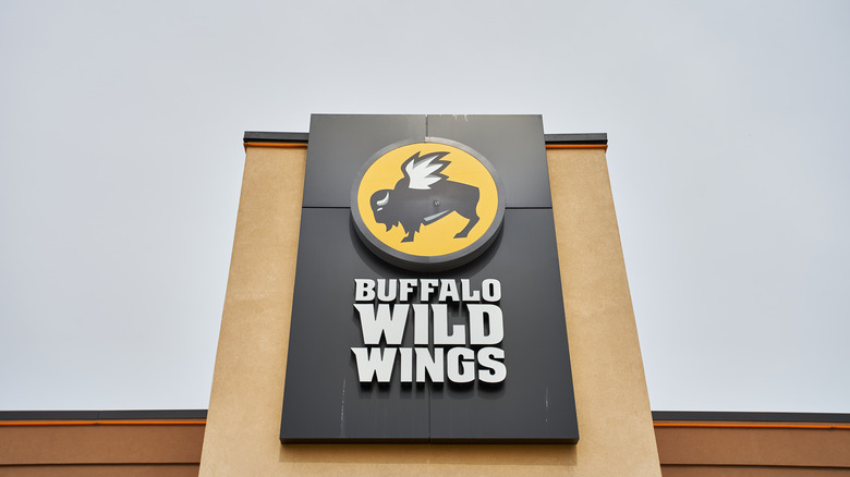 buffalo wild wings building sign