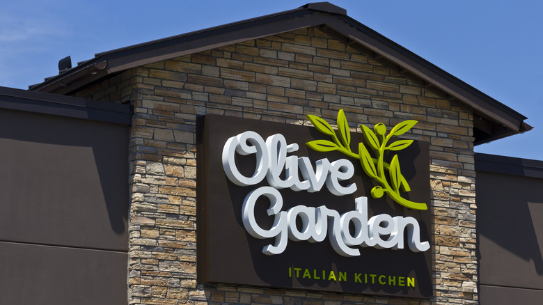 Olive Garden restaurant sign