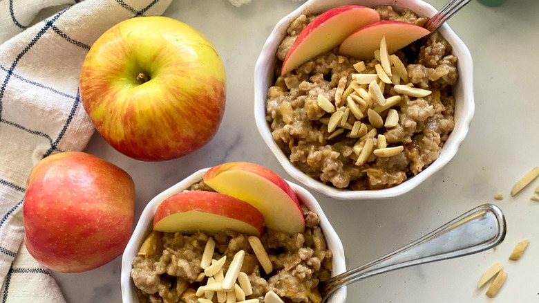 Slow Cooker Apple Cinnamon Oatmeal