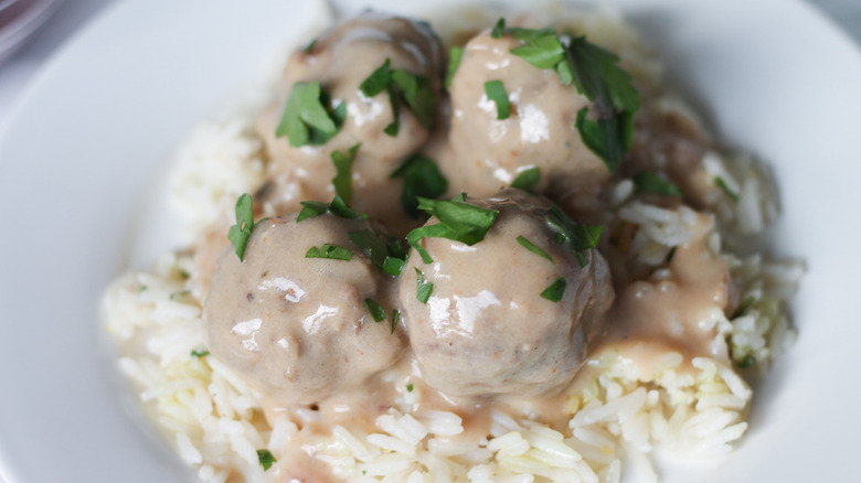 Meatballs with rice and creamy sauce