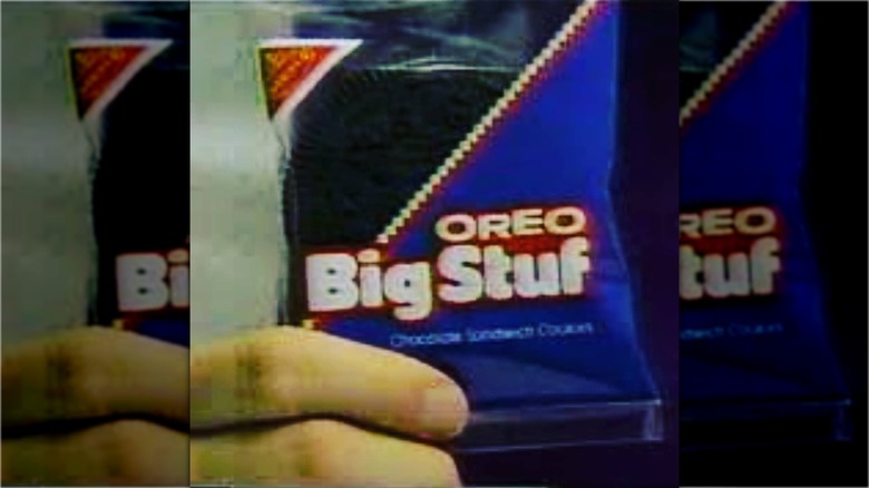 Hand holding Oreo Big Stuf