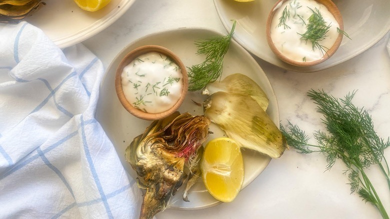 artichoke with lemon and sauce