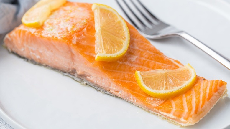 salmon filet with lemon slices