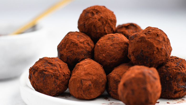 Cocoa dusted chocolate truffles