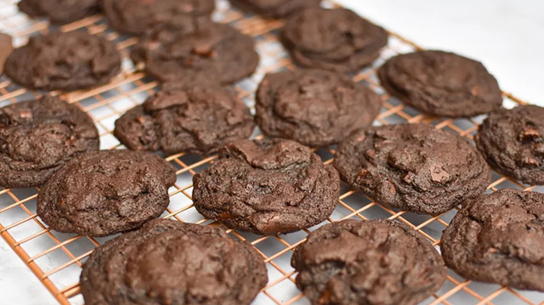 Cooling rack with chocolate cookies