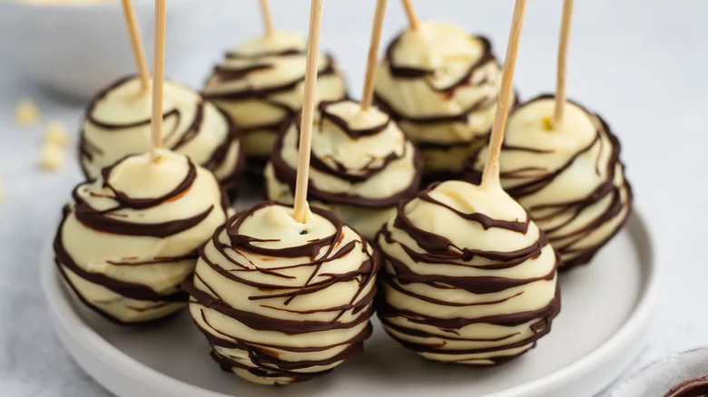 Cake pops with white chocolate and swirls