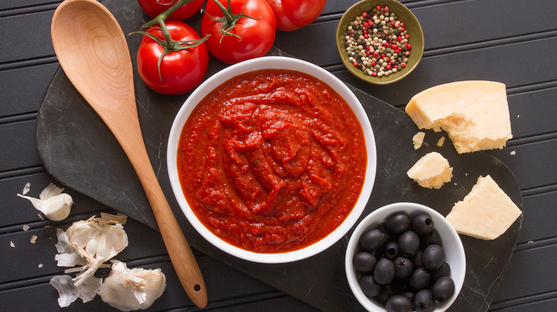Marinara sauce with tomatoes and garlic