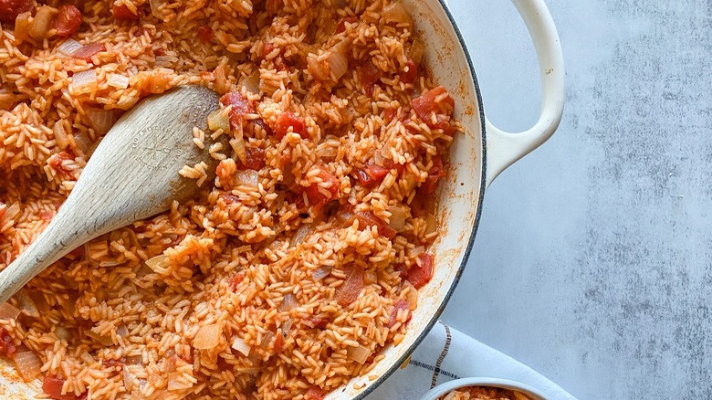 rice with tomatoes in pot