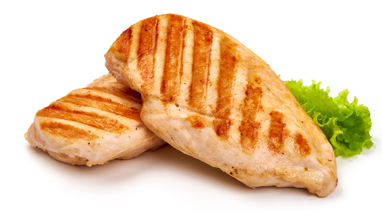 Grilled chicken breast with lettuce 