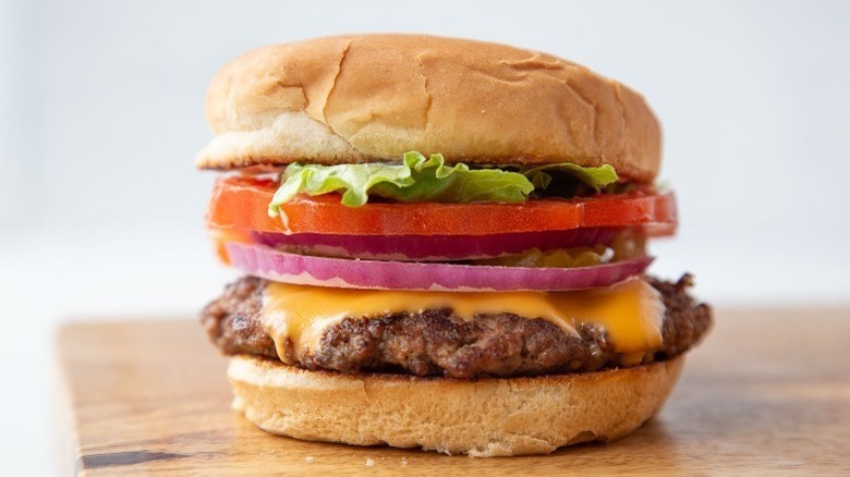 cheeseburger with onion and tomato