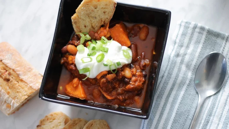 Chili with sour cream and scallions