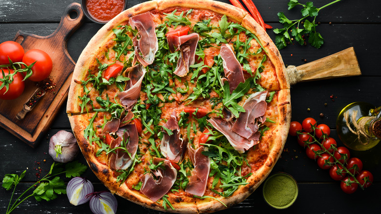 arugula and prosciutto pizza