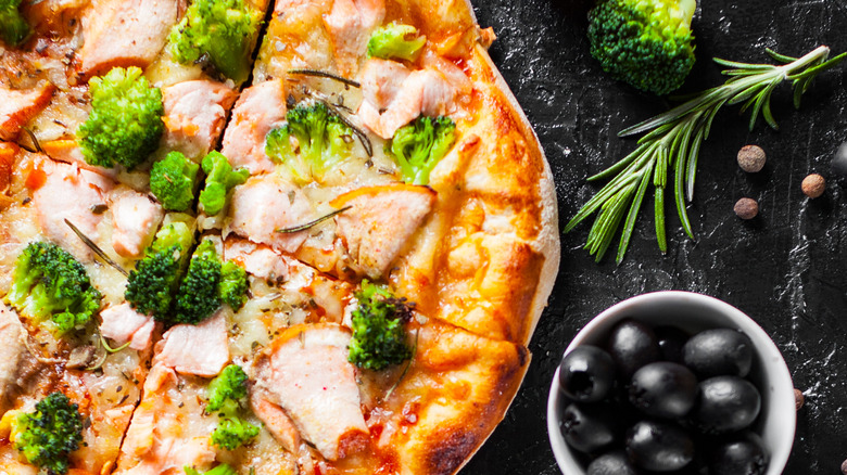 broccoli and chicken pizza