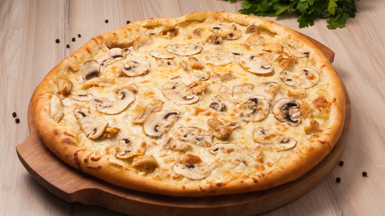 mushroom and chicken pizza