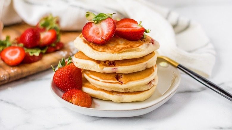 pancakes with sliced strawberries