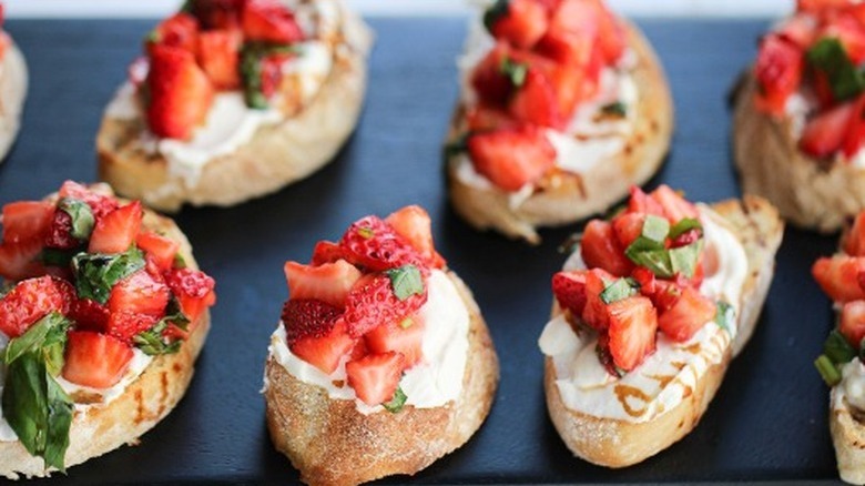 bread with mascarpone and strawberries