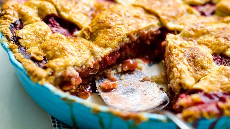 strawberry rhubarb pie in pan