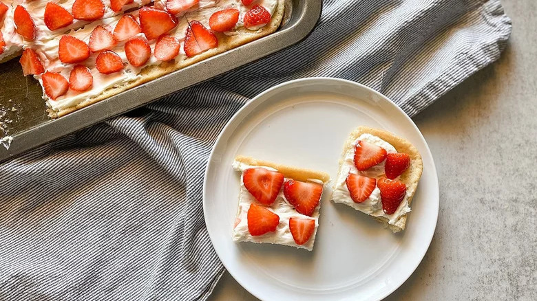 Strawberry dessert pizza