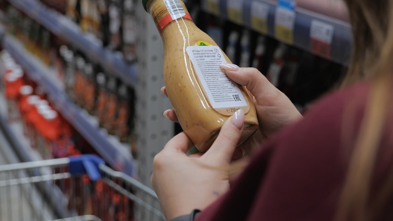 woman shopping for thousand island dressing