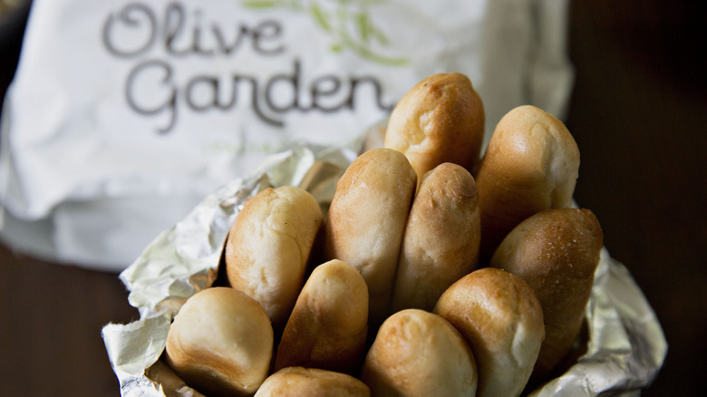 Basket of Olive Garden breadsticks