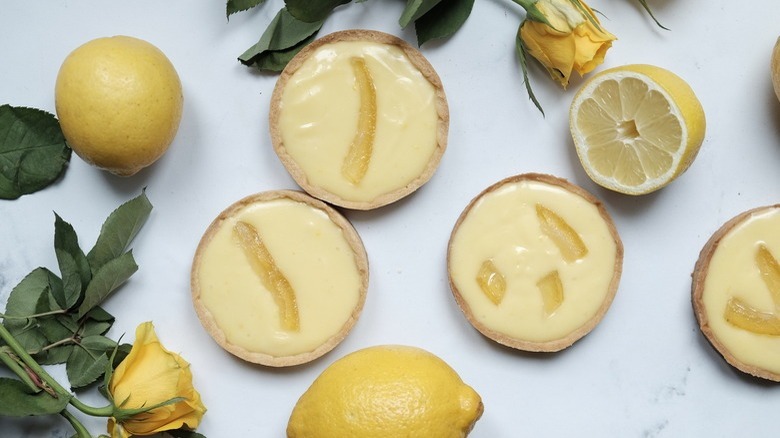 lemon tarts with lemons