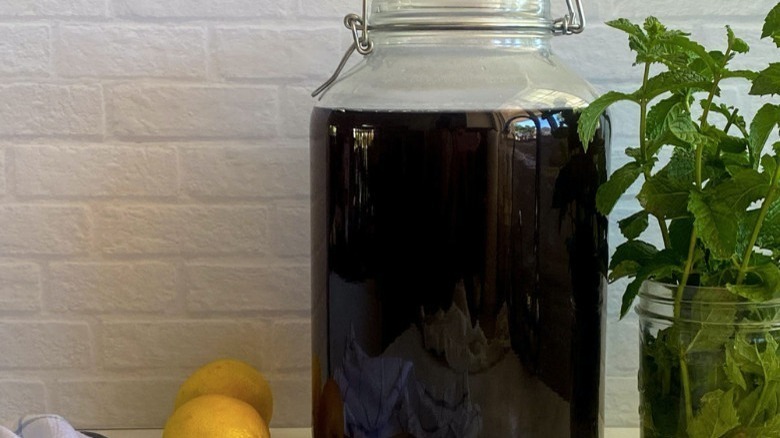 jar of tea with lemons