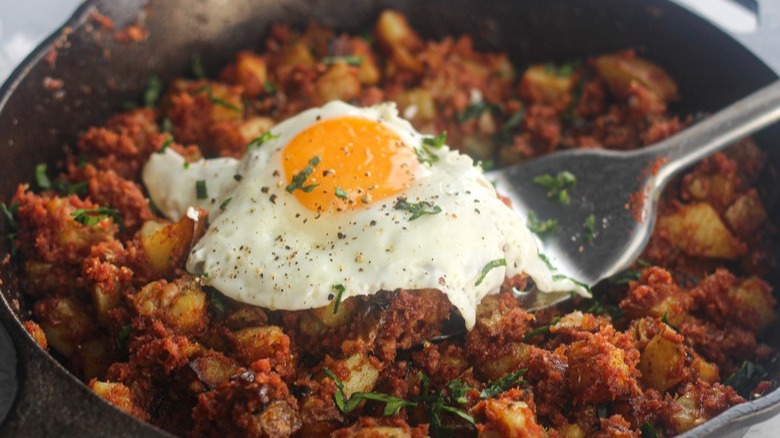 corned beef hash with egg